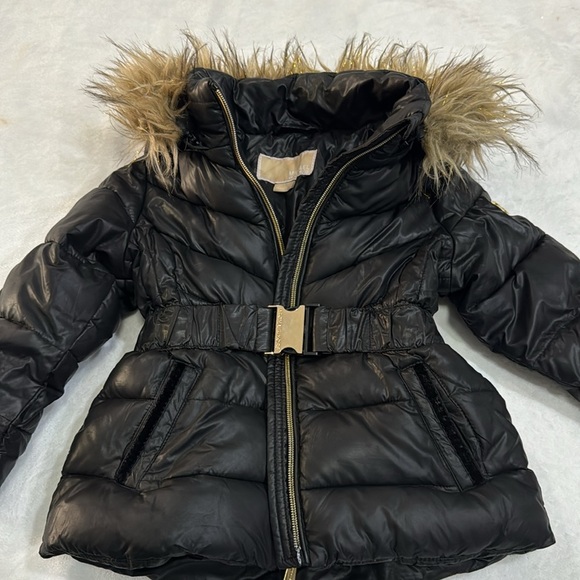 Michael Kors Girls Belted Stadium Puffer Jacket With Faux Fur Hood - Picture 13 of 13